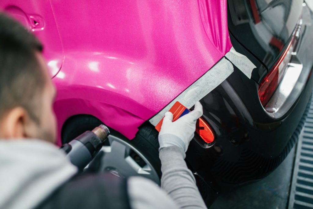 Oklejanie aut folią ochronną to jeden z najskuteczniejszych sposobów na zabezpieczenie ich lakieru przed uszkodzeniami