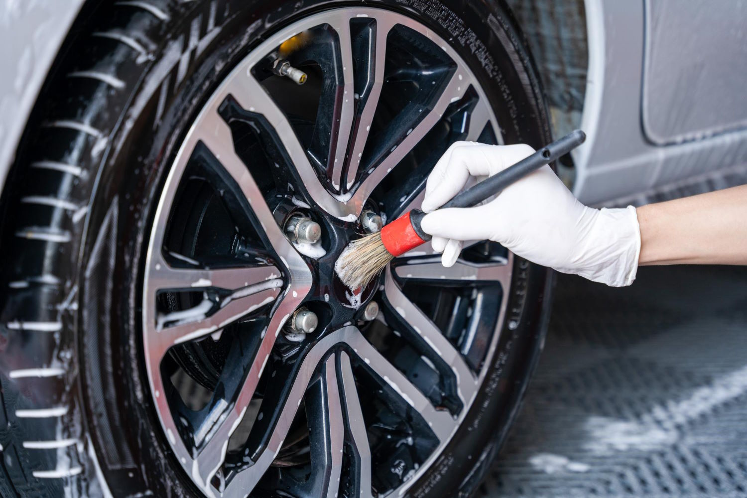 Jak poradzić sobie z brudem na felgach – przewodnik po czyszczeniu felg samochodowych