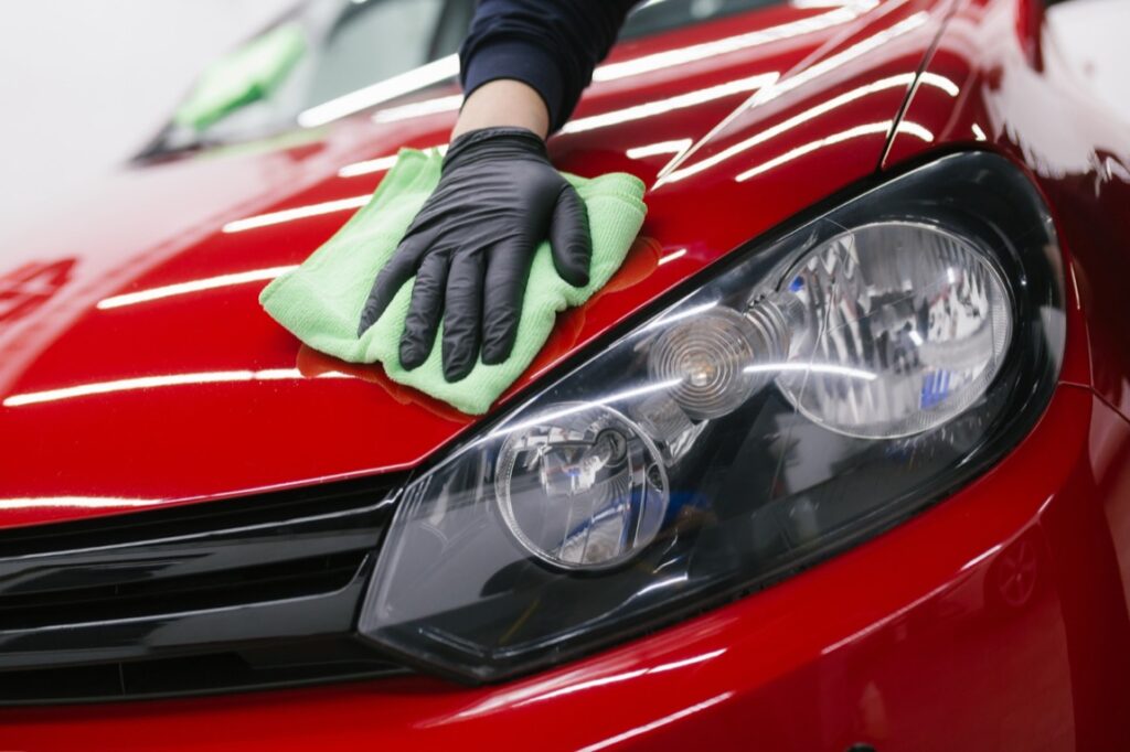 Ceramiczne powłoki ochronne to zaawansowane produkty bazujące na nanotechnologii, które dostarczają trwałą warstwę ochronną na lakierze samochodu