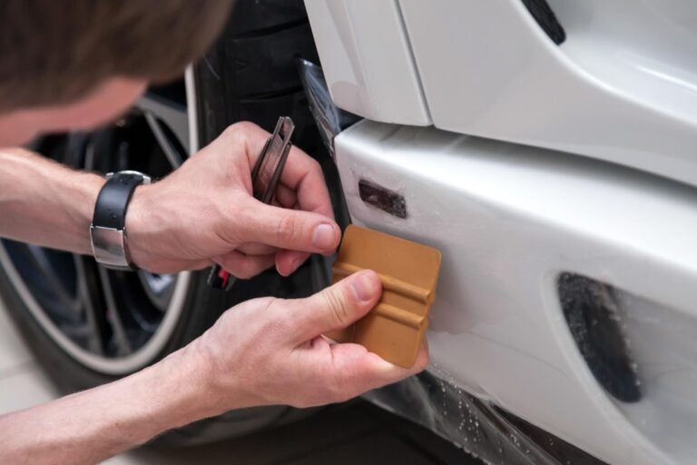 Zastosowanie folii ochronnej PPF dla lakieru samochodowego w Poznaniu